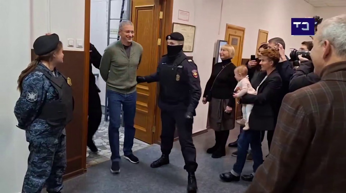    Тимур Иванов идёт на суд по продлению меры пресечения вполне себе довольным. Улыбается. Кадры с Telegram-канала "Петя Первый"