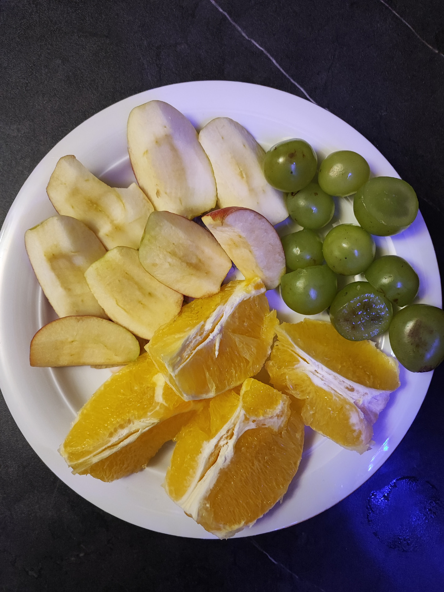 Яблоки 140гр, апельсин 232гр, виноград 100гр. Итого: 206.32кК.