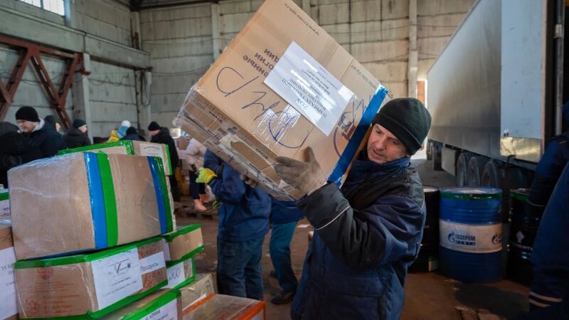     Автомобили, технику, посылки от родных направили из Барнаула в зону специальной военной операции. Фото предоставлено пресс-службой партии «Единая Россия».