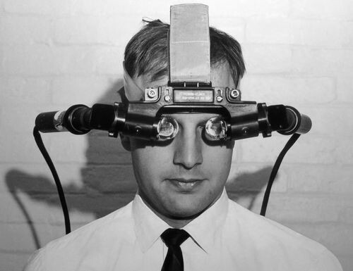 ▪️Первый HMD (Head-Mounted Display) Ивана Сазерленда и трех его студентов: Боба Спроула, Квинтина Фостера и Дэнни Коэна, 1968.