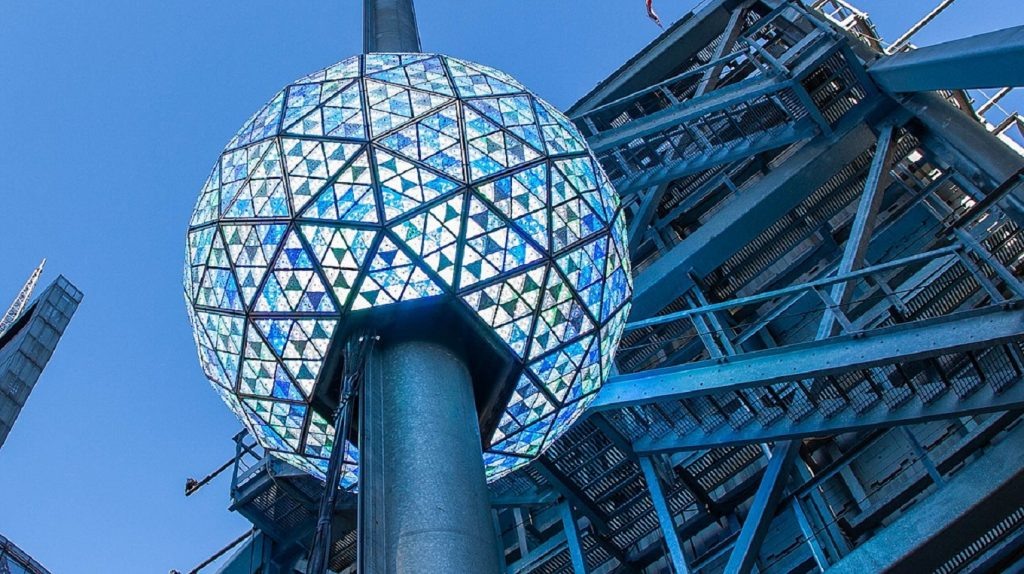     Ондатра в галстуке, битье посуды и бег с чемоданами: новогодние традиции, о которых (возможно) не слышали Анна Жамьянова