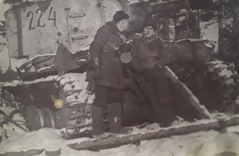 Майор Тимофеев около танка КВ-2 с бортовым номером 224 (архив Кирилла Ермакова)