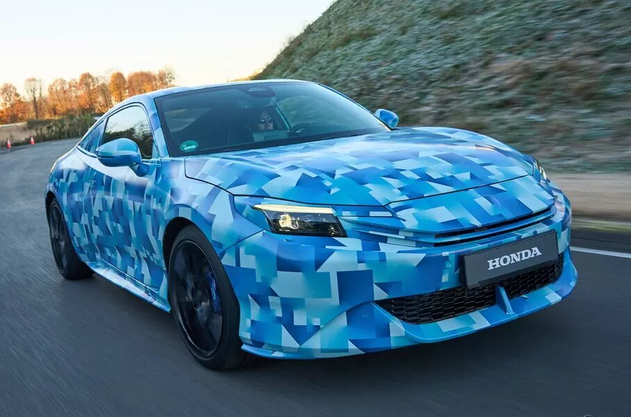 Предсерийный Honda Prelude пока что представлен в камуфляжной расцветке. Внешние изменения по сравнению с концепт-каром минимальны: автомобиль получил увеличенные корпуса зеркал и датчики. Интерьер в основном позаимствован у Civic, но есть и оригинальные детали, например, кнопка активации режима S+ Shift. За широкой задней дверью находится просторный багажник, утверждает производитель.