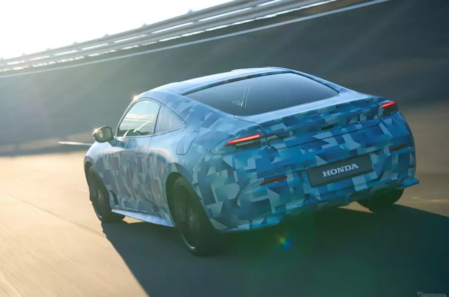 Предсерийный Honda Prelude представлен в камуфляжной расцветке. Внешние изменения по сравнению с концепт-каром минимальны: автомобиль получил увеличенные корпуса зеркал и датчики. Интерьер в основном позаимствован у Civic, но есть и оригинальные детали, например, кнопка активации режима S+ Shift. За широкой задней дверью находится просторный багажник, утверждает производитель.