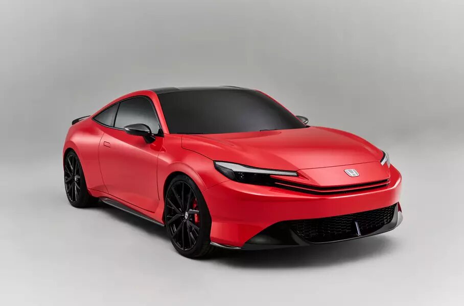 Предсерийный Honda Prelude представлен в камуфляжной расцветке. Внешние изменения по сравнению с концепт-каром минимальны: автомобиль получил увеличенные корпуса зеркал и датчики. Интерьер в основном позаимствован у Civic, но есть и оригинальные детали, например, кнопка активации режима S+ Shift. За широкой задней дверью находится просторный багажник, утверждает производитель.