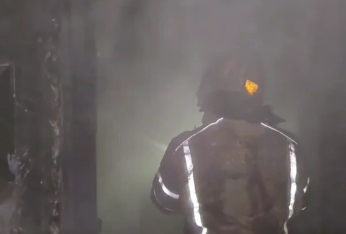    В Хабаровске пожарные спасли беременную женщину из горящего барака