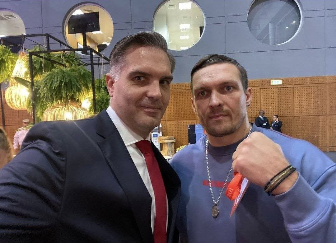    Фредерик Плейтген с Александром Усиком. Фото:@RVvoenkor