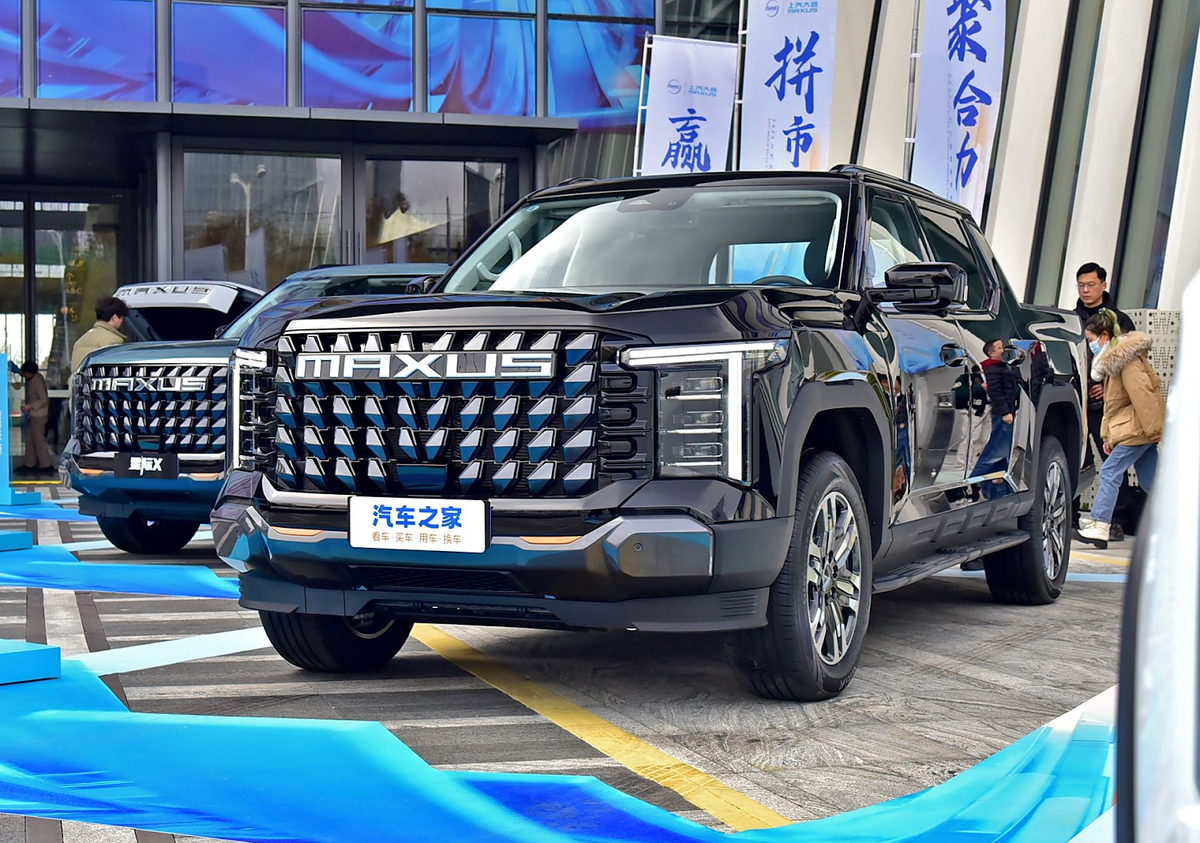 Крупная передняя часть пикапа с ДВС