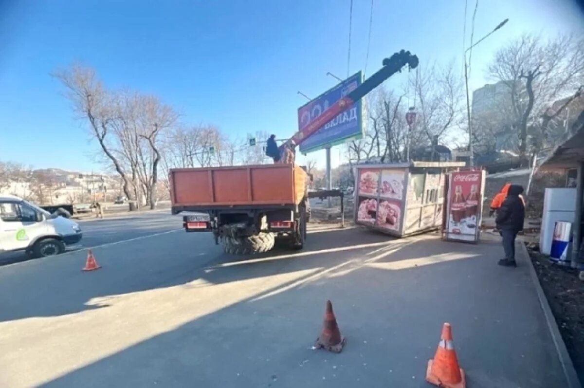    Незаконные киоски и заборы продолжают исчезать с улиц Владивостока