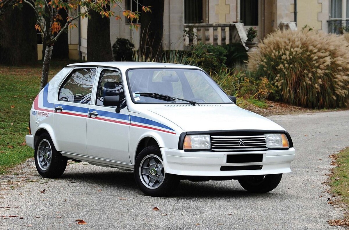    Citroën Visa Trophée в базовом дорожном исполнении — в том виде, как он выехал за ворота фабрики Heuliez — большая редкость: большинство машин ушли спортсменам и были переделаны для ралли   
Aguttes