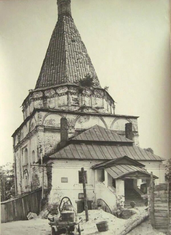    Никольский храм - одно из самых старинных каменных сооружений в Нижегородской области. Фото: Покровский мужской монастырь, Балахна/ М. Г. Каверзнев