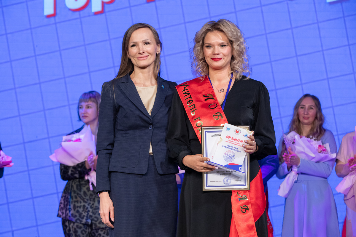 Учитель года Кристина Голикова (на фото справа) и спикер Думы Ноябрьска Алла Умецкая, награждавшая победителей. 