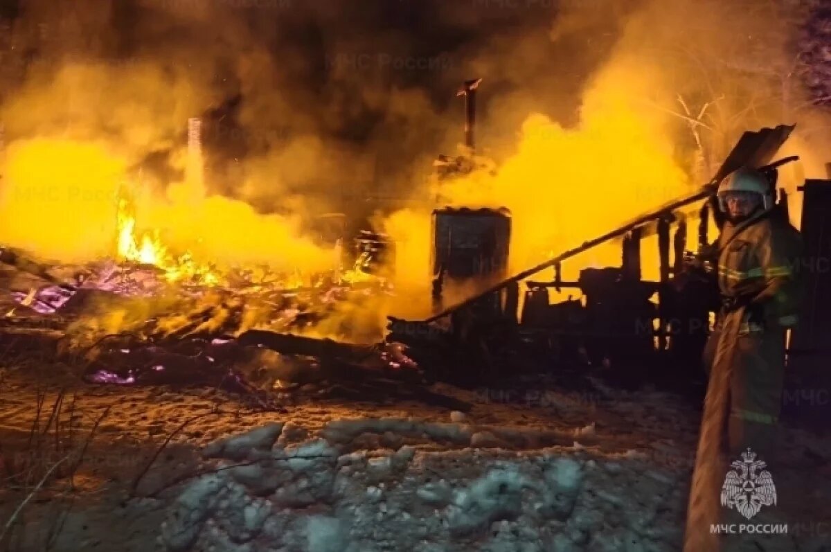    Трех человек спасли из пожара в Свердловской области