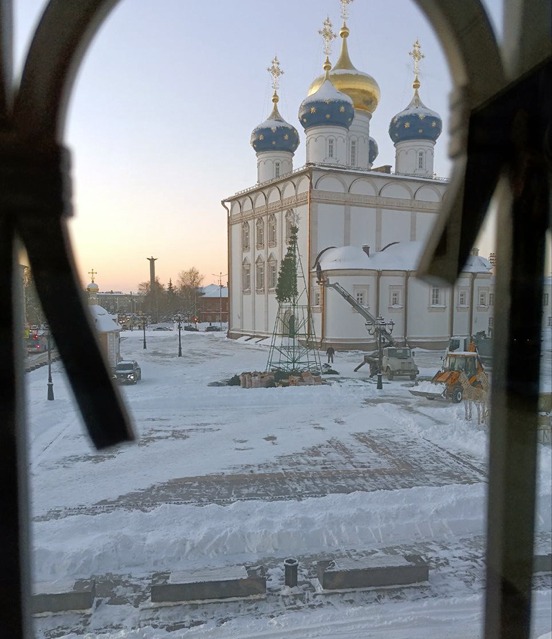 На Соборной площади в Твери возводится новогодняя елка