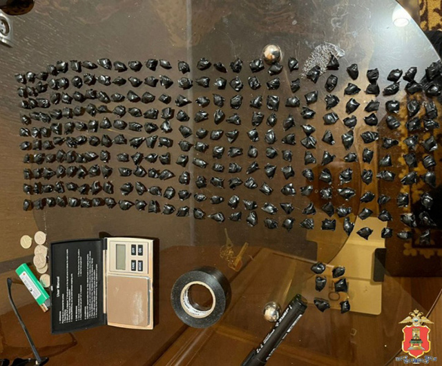 В Твери наркоконтроль изъял у двоих иностранцев 275 свертков героина