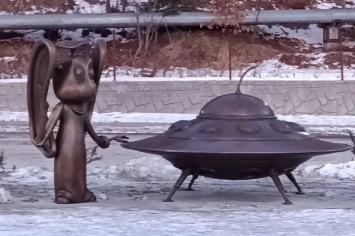    Пришелец уже сомневается, а туда ли он прилетел.