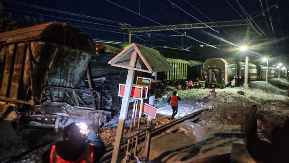    Последствия столкновения грузового и пассажирского поездов в Мурманской области, декабрь 2024 года. Автор фото: Северо-Западная транспортная прокуратура / ТАСС