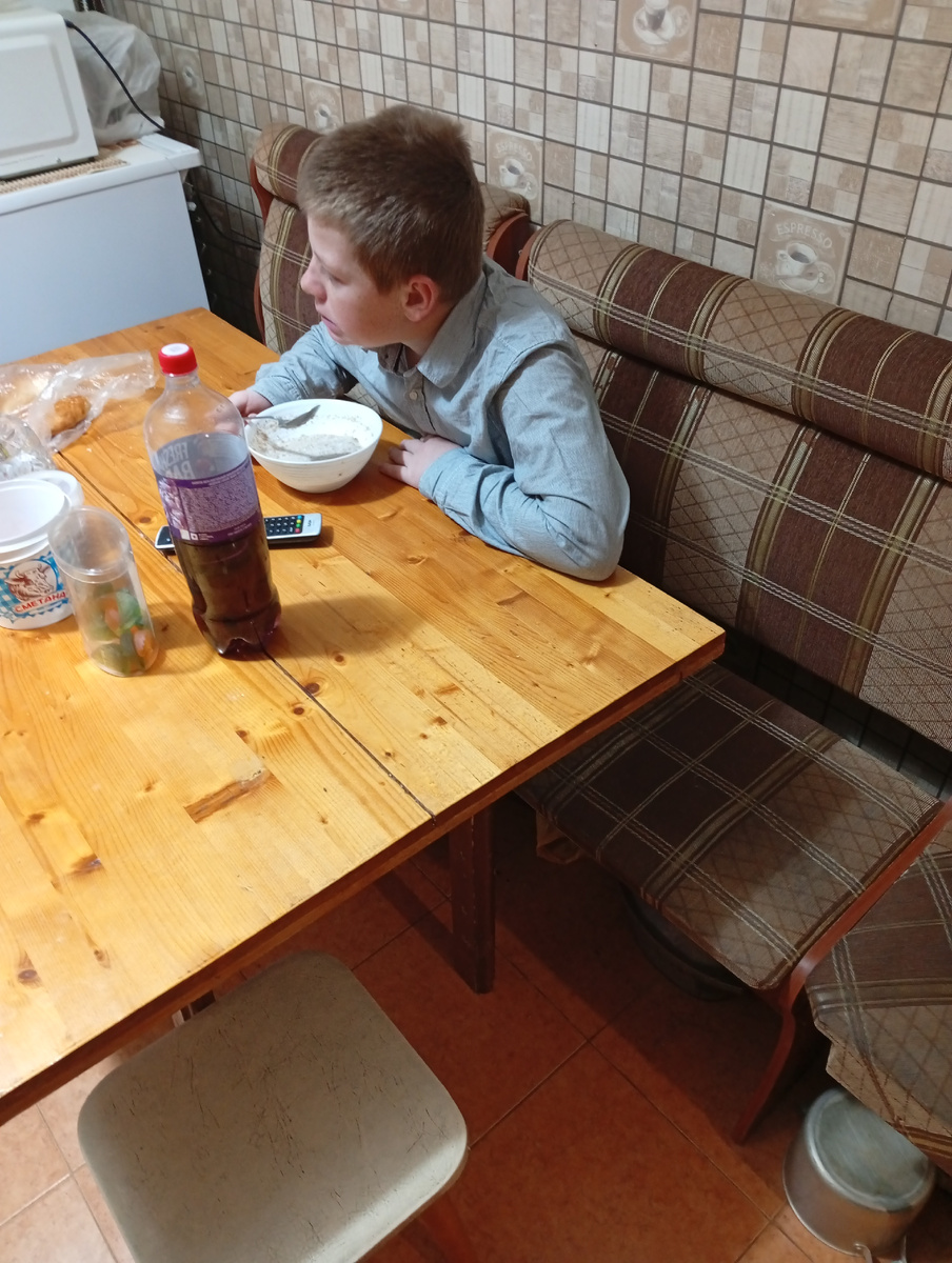 Гриша за завтраком