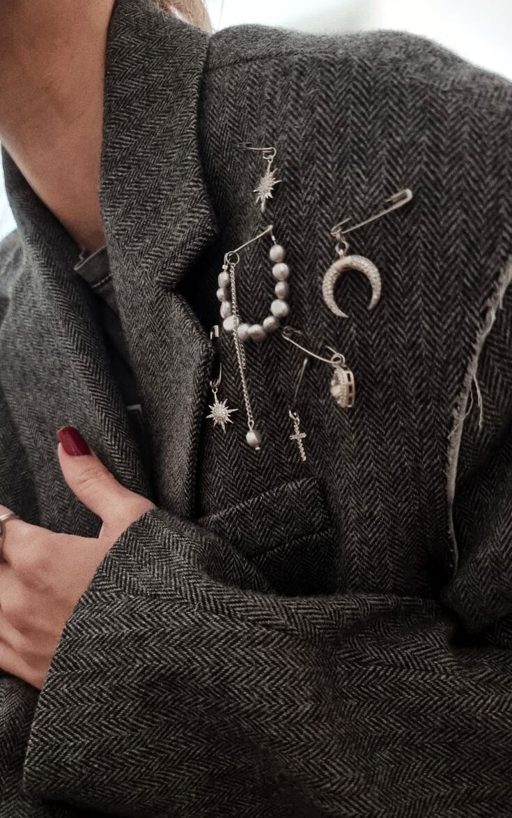 Сейчас тренд не на покупку новой одежды, а на декорирование уже существующих вещей. 