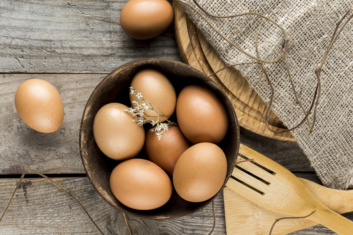     Я проверила лайфхак со скотчем и теперь чищу яйца только этим способом