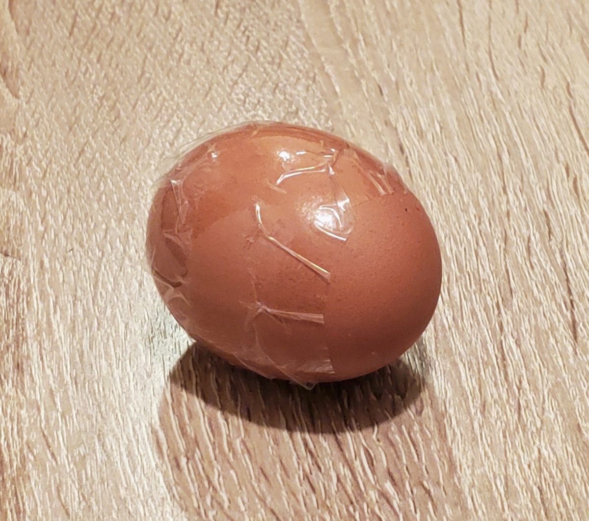    Варёное яйцо оборачиваем скотчем по горизонталиФото: архив редакции