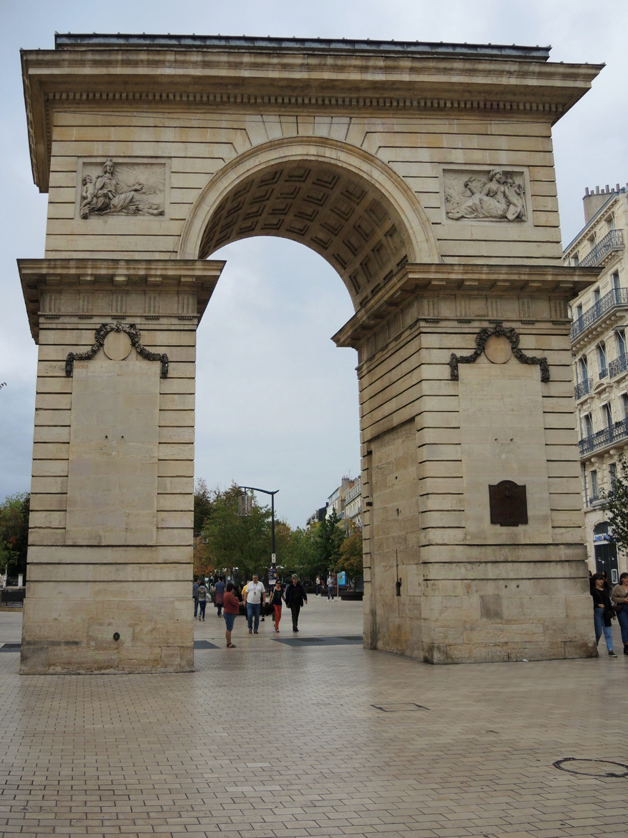 От средневековых укреплений в Дижоне ничего не осталось, кроме этой Триумфальной арки - ворота Гийома на месте средневековых крепостных ворот