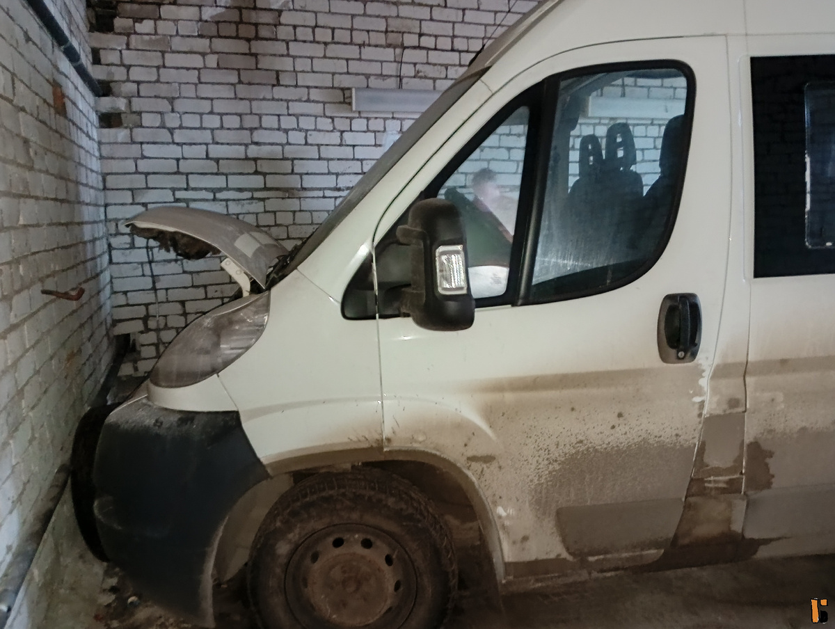 Стоит в закрытом боксе