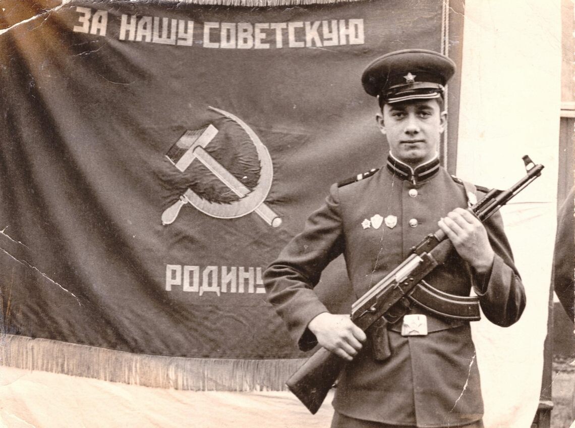 1969  г. За высокие успехи в боевой и политической подготовке, примерную  воинскую дисциплину ефрейтор Владимир Иванов был удостоен чести  сфотографироваться у развернутого знамени воинской части (был такой вид  поощрения в Советской Армии).