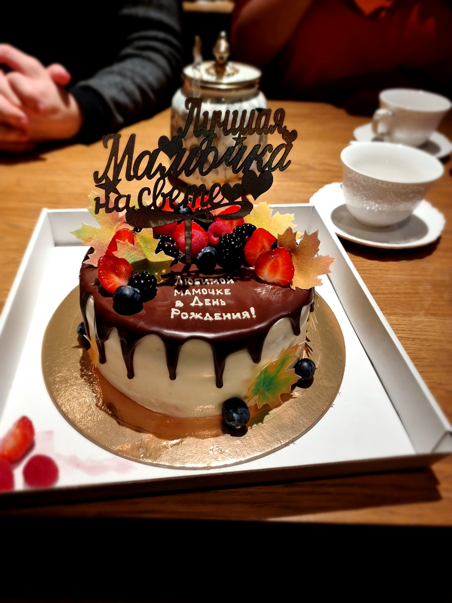 На фото торт