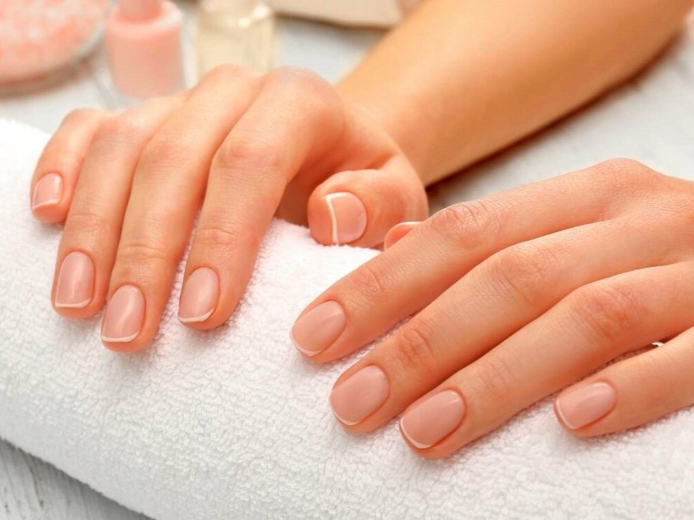 Тренд на голые ногти не значит, что мы отказываемся от мастеров по маникюру. Мы просто ходим к ним на маникюр, а не на покрытие