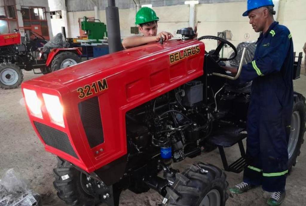 Сборка тракторов МТЗ Беларус-321М на кубинском заводе