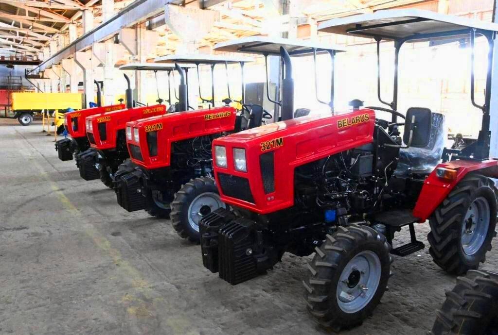 Первая партия тракторов МТЗ Беларус-321М, собранная на Кубе