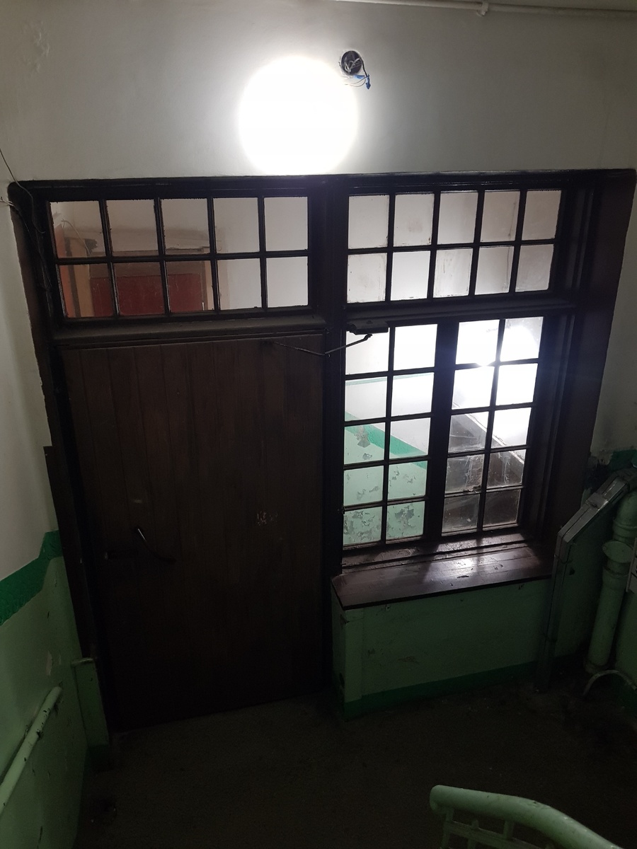 Промежуточный входной портал. Окна с расстекловкой оригинальные. 