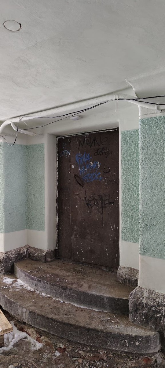 Парадный вход дома на ул. Сторожевой Башни 12