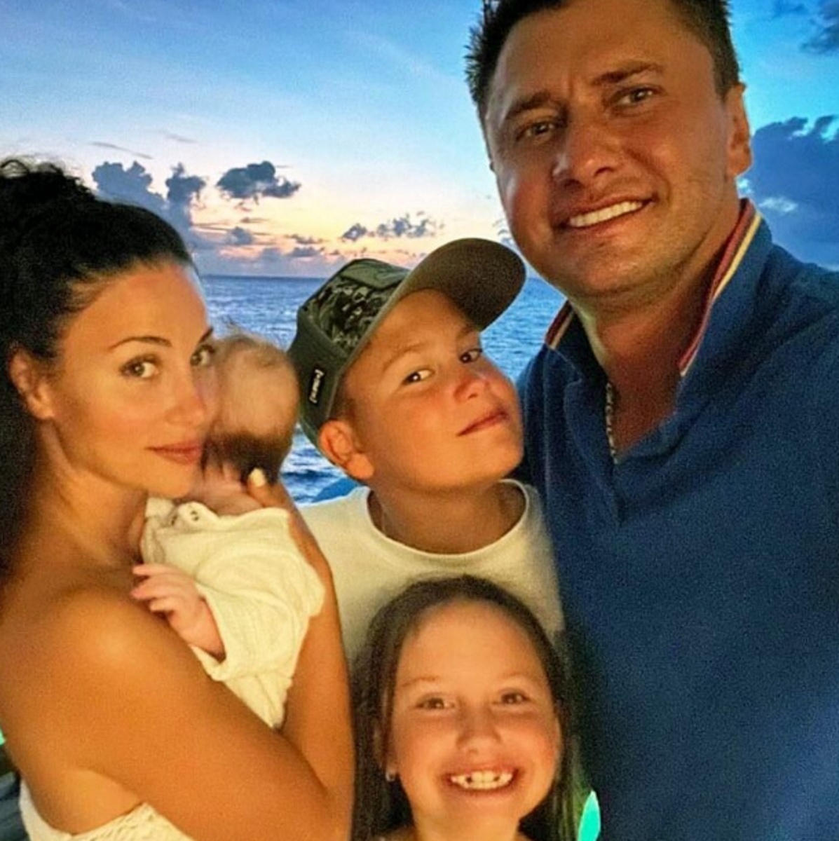 Павел Прилучный с Зепюр Брутян, дочкой Мией и сыновьями Тимофеем и Микаэлем. Фото: соцсети