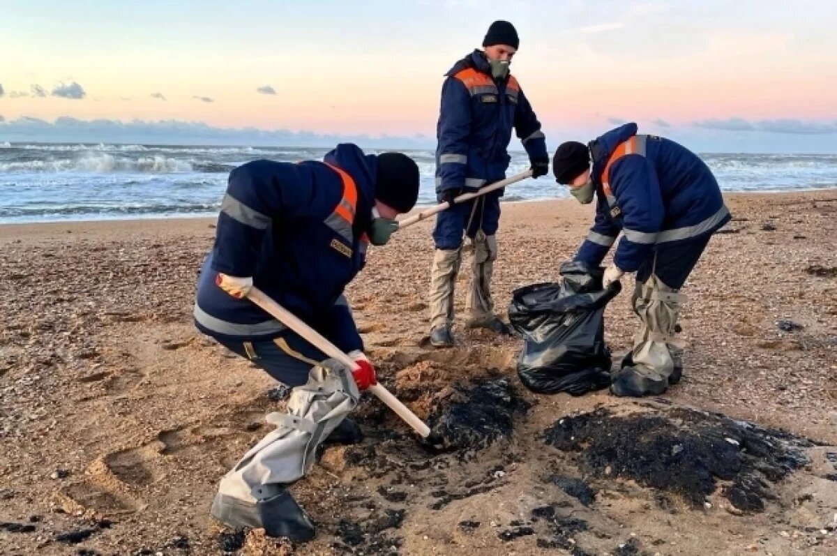    В Анапе на уборке пляжей увеличилось количество людей и техники