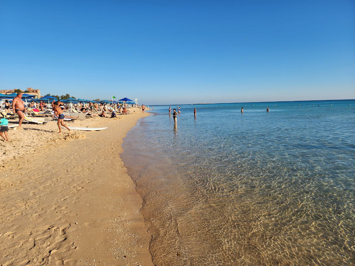 Так выглядит пляж в Египте в декабре. Это еще немного людей в море