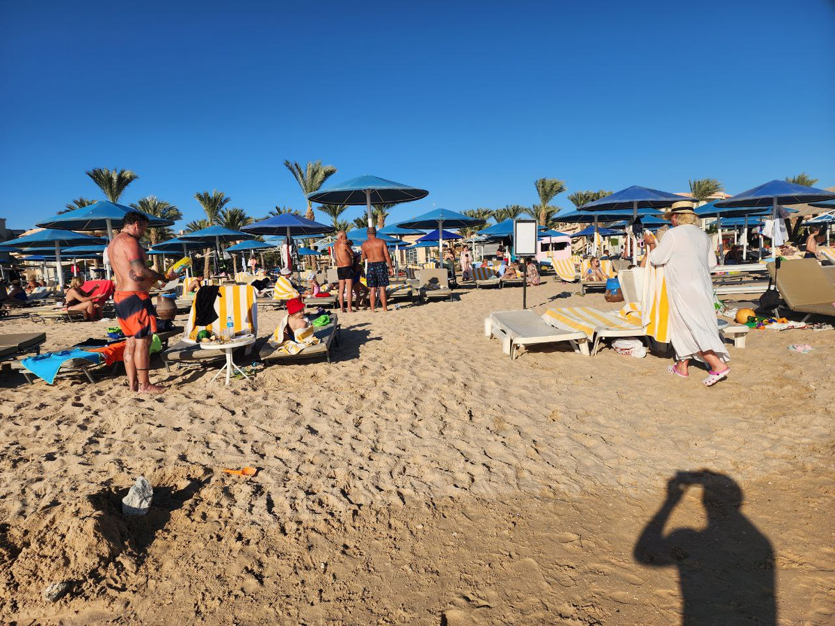 Вот так выглядит египетский пляж. Это как бы несезон для купания. Декабрь.