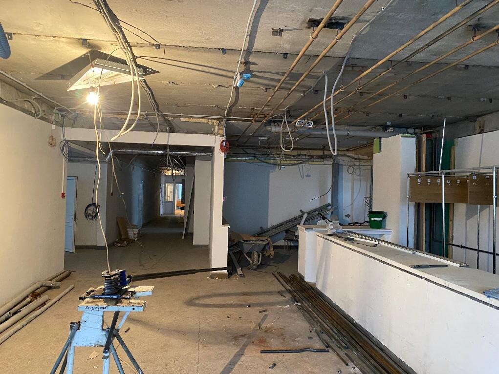 Подрядчик не успел завершить ремонт водопровода и проводки, покраску стен