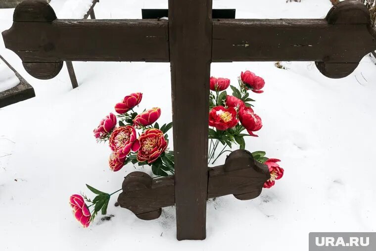 Женщина нашла на кладбище свое фото и пришла разбираться с соседкой. Фото: Денис Моргунов © URA.RU