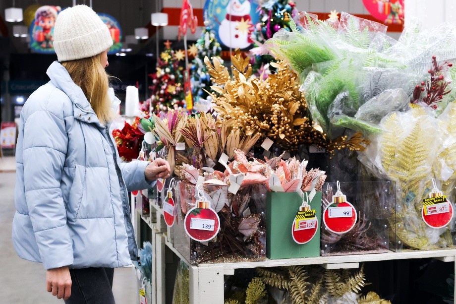Выбрать подарок незнакомому коллеге – задача непростая. | Фото: Эрик Романенко/ТАСС