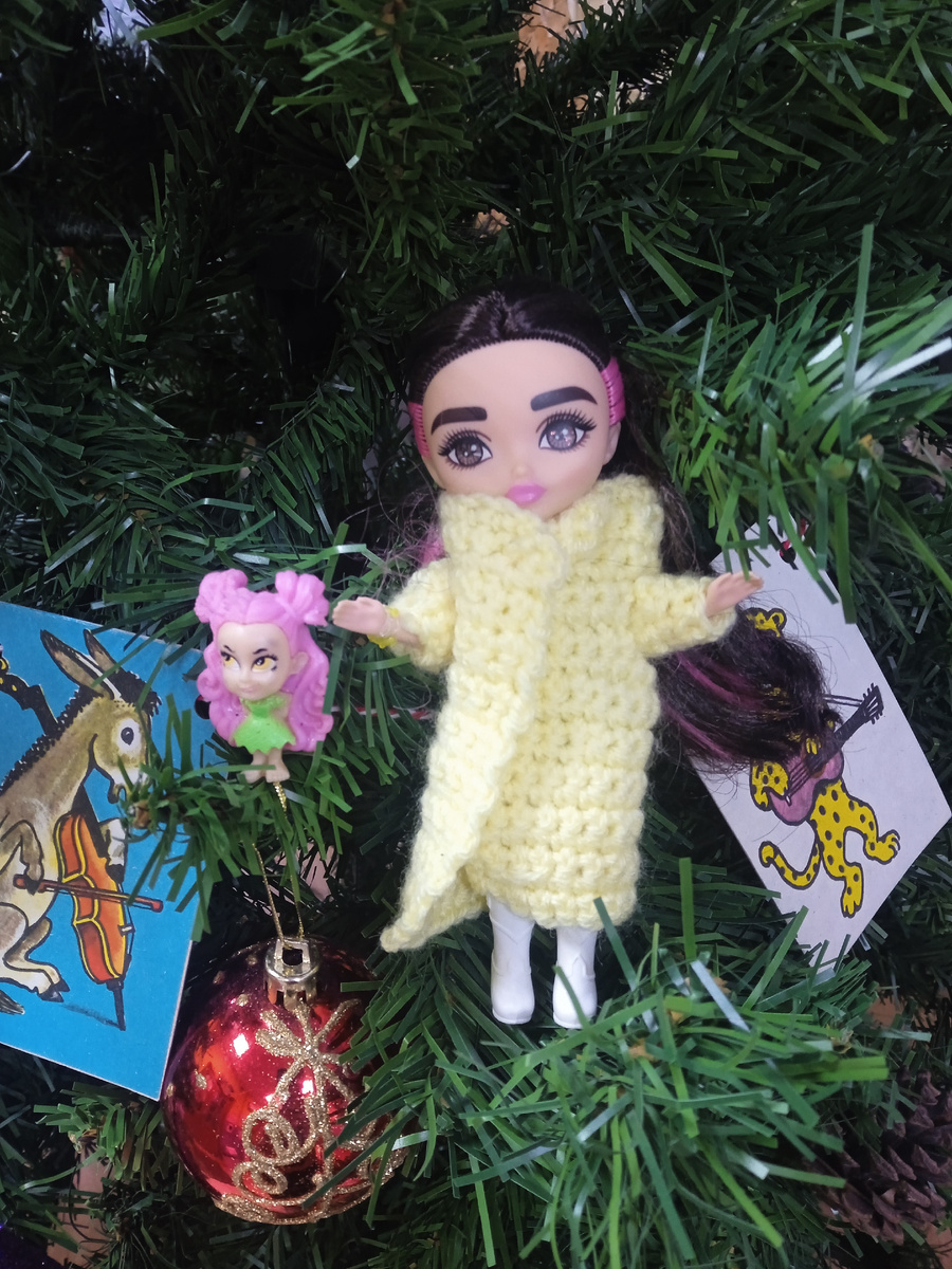 Зоя и Джульетта на ёлке. Фото автора.