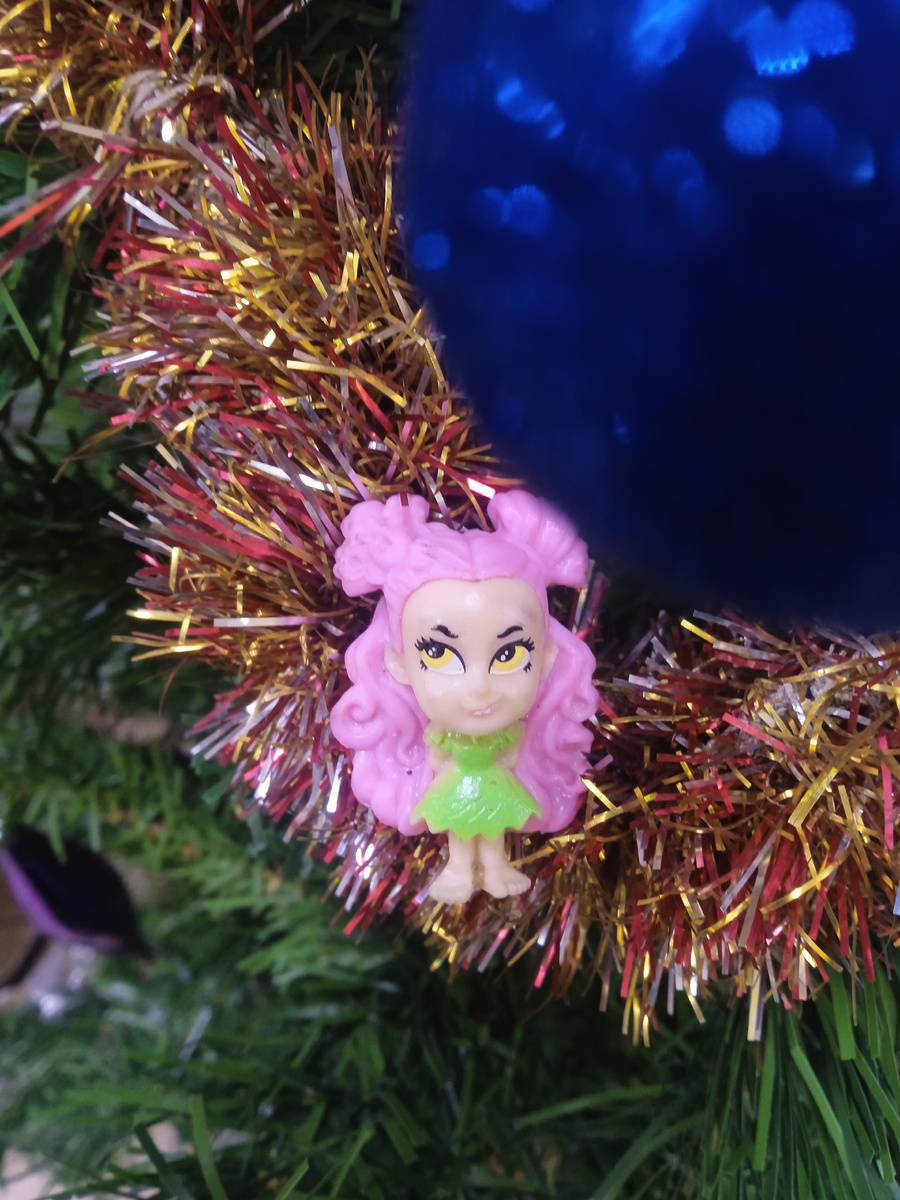 Джульетта на ёлке. Фото автора.