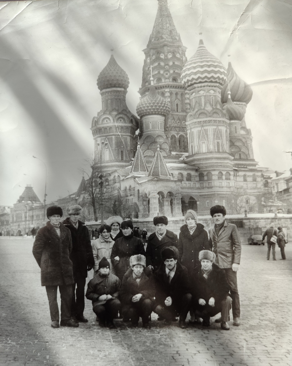 Мы с Юрой сидим посередине.