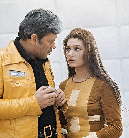 Астронавты в фильме попадают в энергетическую аномалию, поле планеты Солярис, которое обладает свойством материализовавать их воображаемые миры. Так как мужчины скучают по дому, любимым, то рядом с ними появляются именно они, практически "живые"....