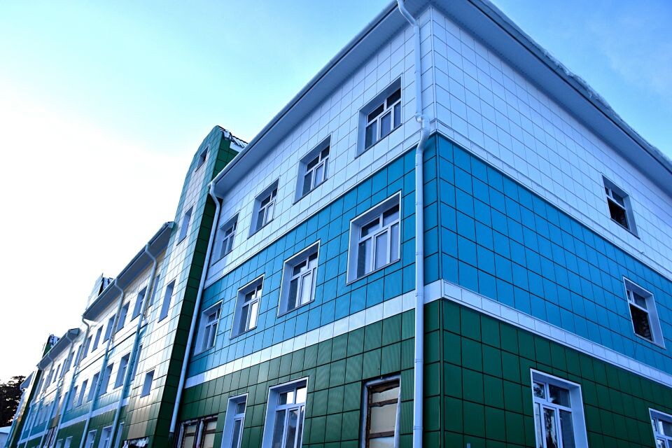    Строительство поликлиники в Ребрихе. Источник: Пресс-служба Минстроя Алтайского края