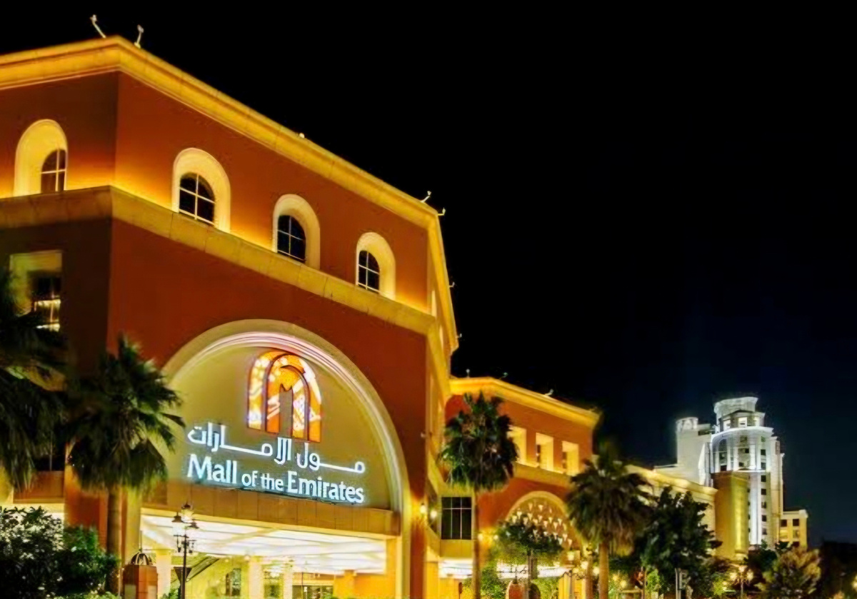 Вход в один из самых известны торговых центров Дубая - Mall of Emirates
