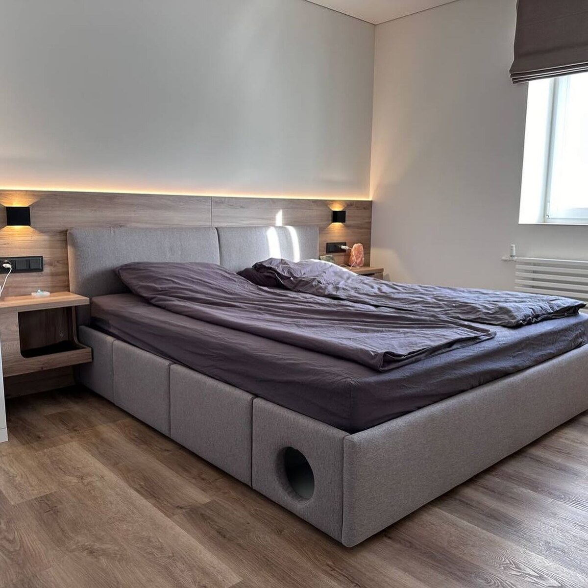 Кровать, в основании которой создан домик для кота