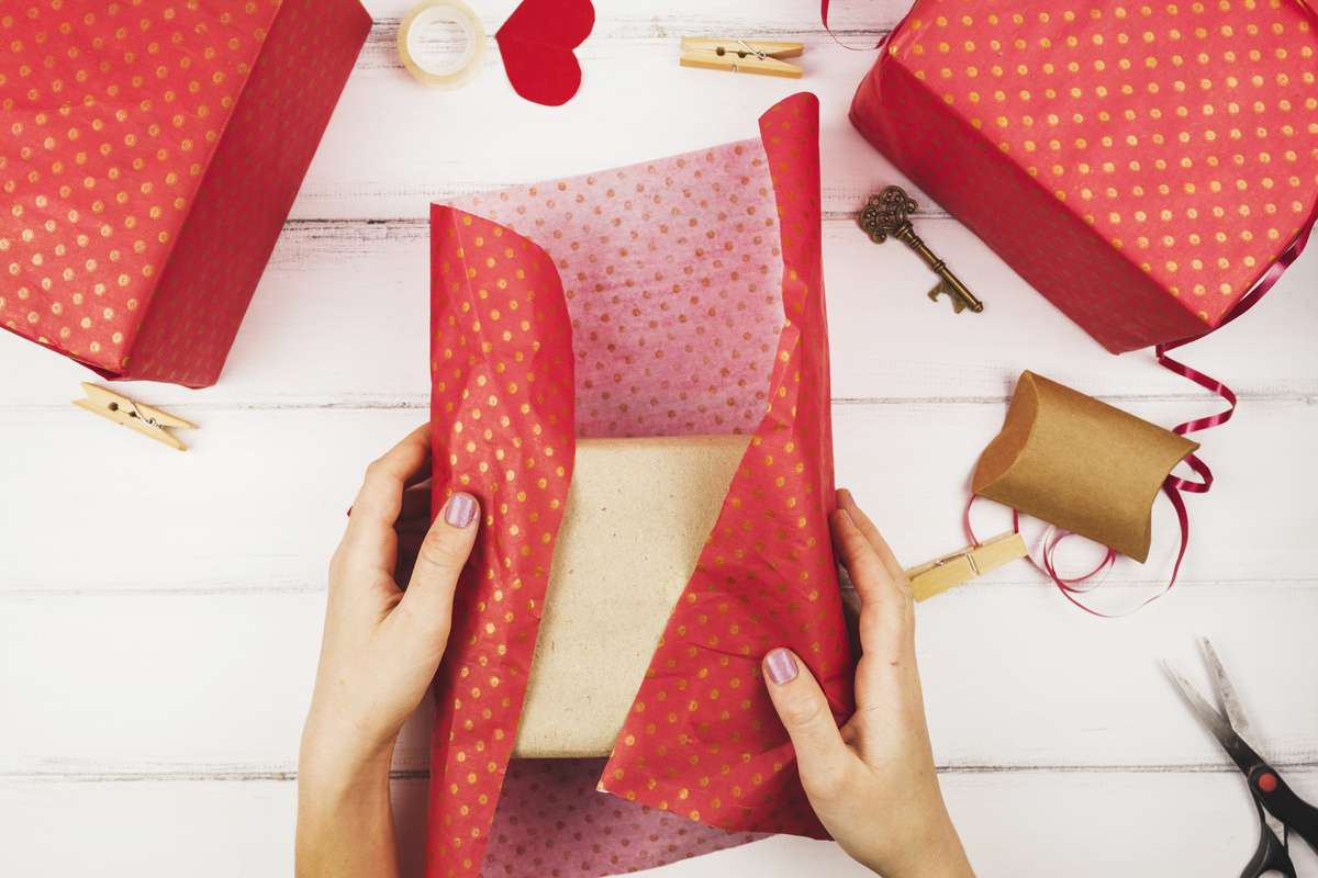     Как красиво упаковать подарок на Новый год: 10 идей