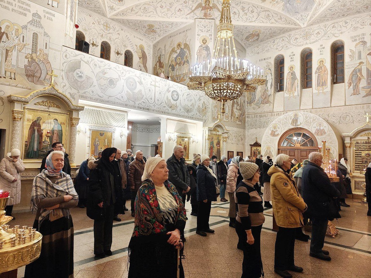 Прихожане наши дорогие сегодня на ранней Праздничной Литургии